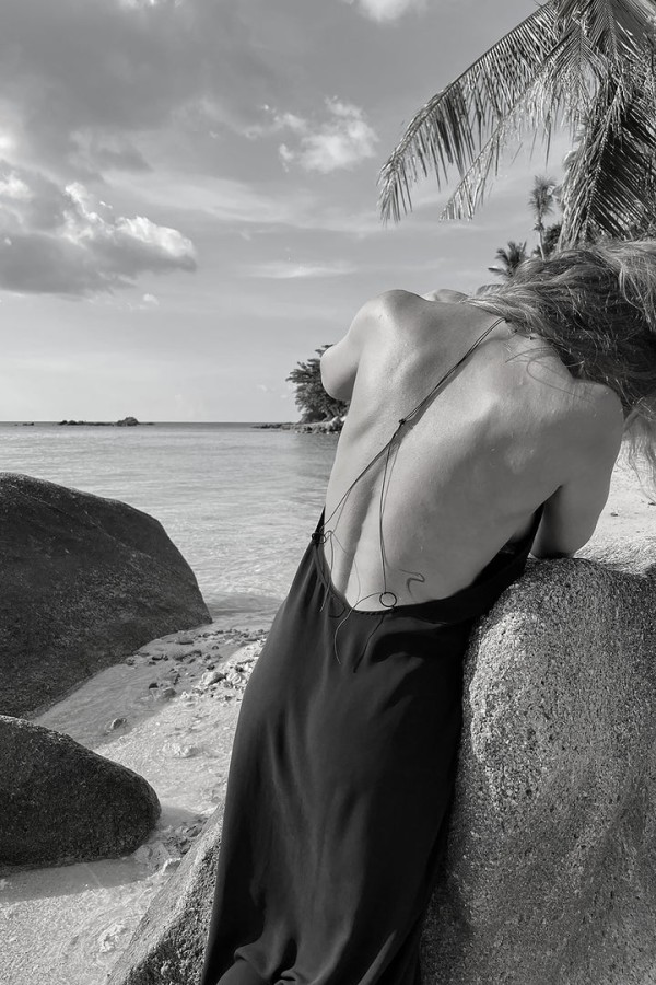 lina andriukone. juoda suknelė