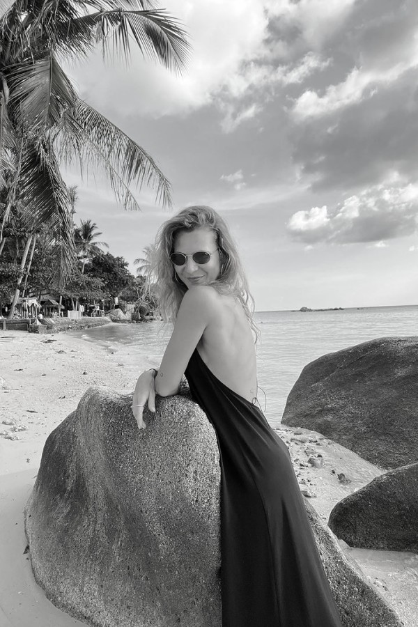 lina andriukone. juoda suknelė