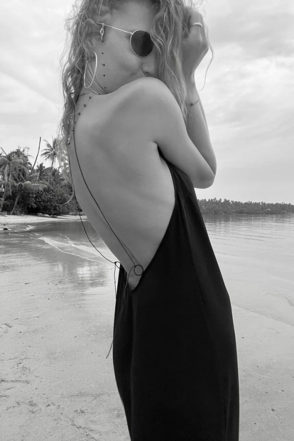 lina andriukone. juoda suknelė