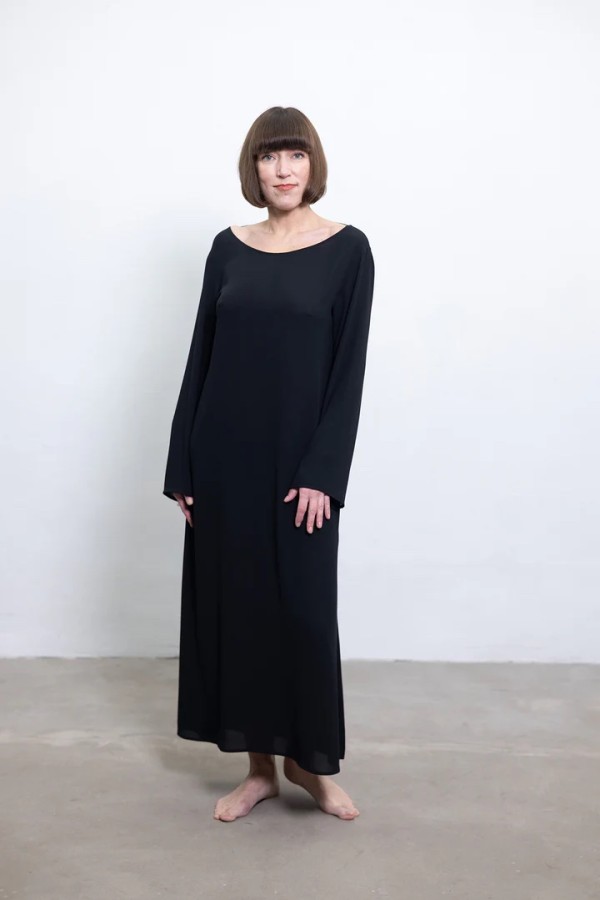 lina andriukonė. juoda suknelė