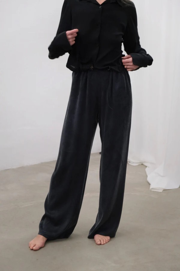 LINA ANDRIUKONE. Kelnės