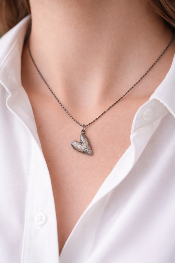 maži dalykai. Juodo porceliano pakabukas, dengtas platina