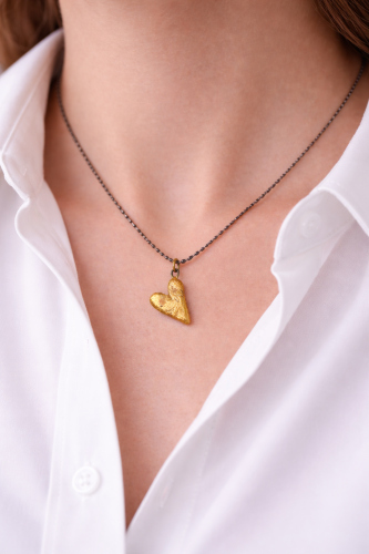 maži dalykai. Juodo porceliano širdelė, dengta auksu