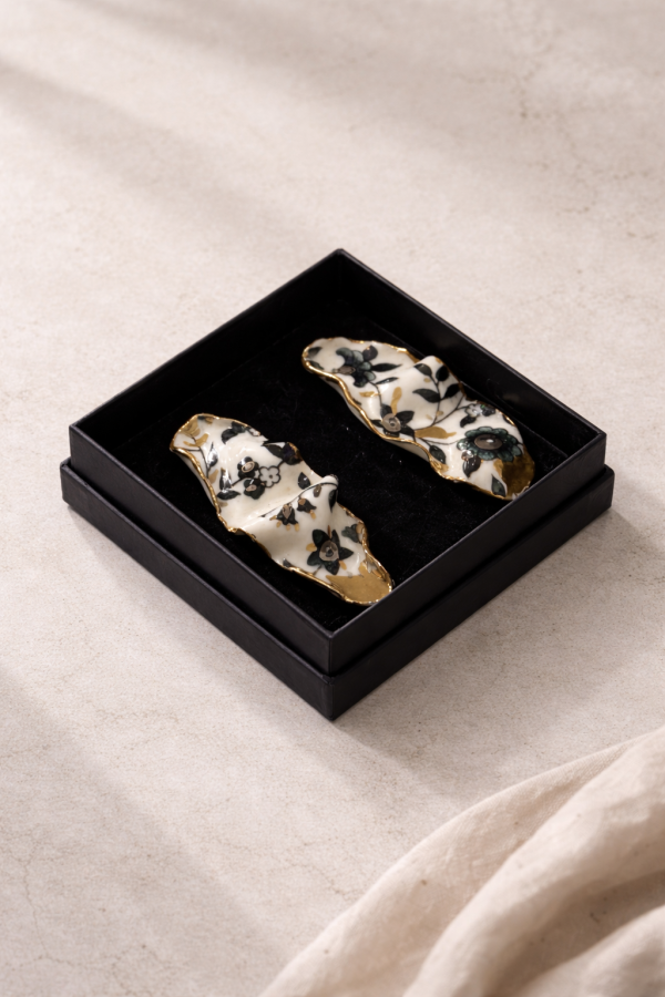 maži dalykai. balto porceliano auskarai