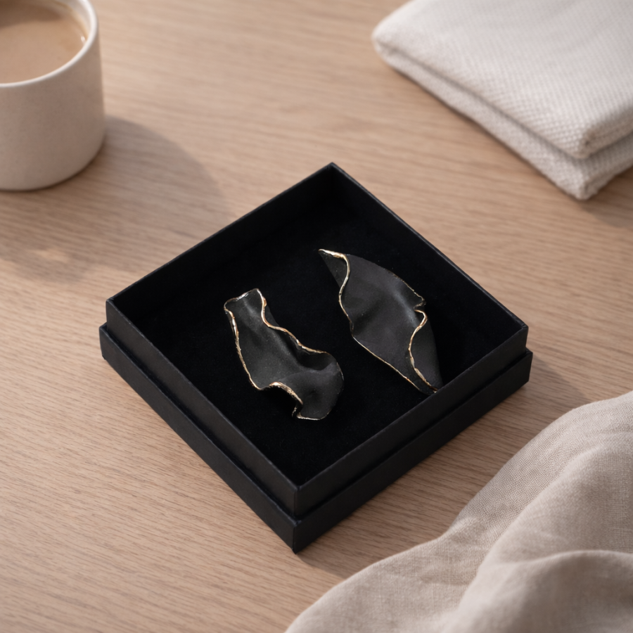 maži dalykai. juodo porceliano auskarai