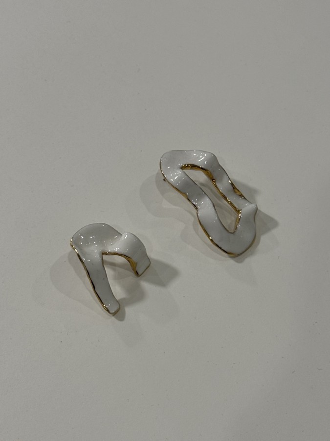 maži dalykai. skirtingi balto porceliano auskarai