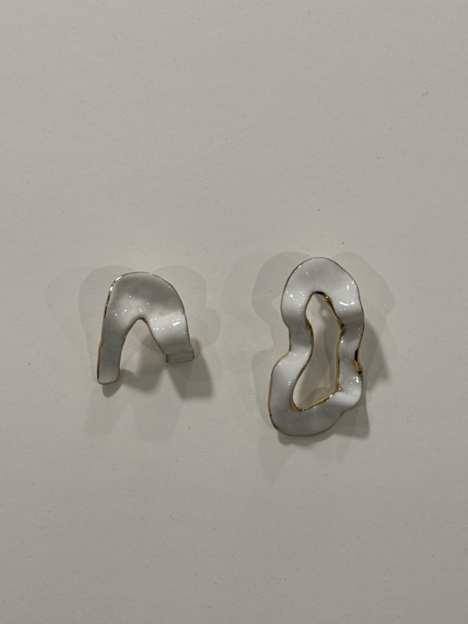 maži dalykai. skirtingi balto porceliano auskarai