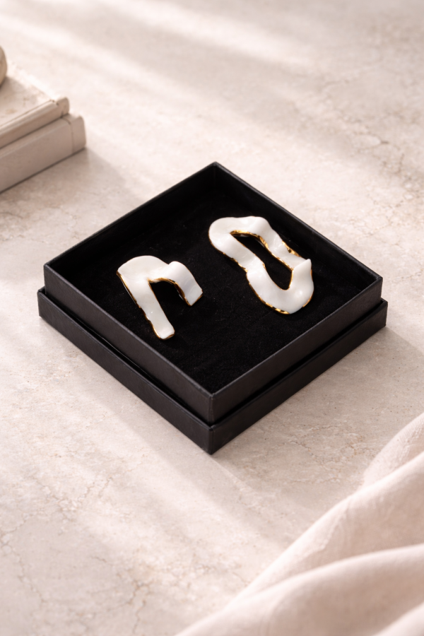 maži dalykai. skirtingi balto porceliano auskarai