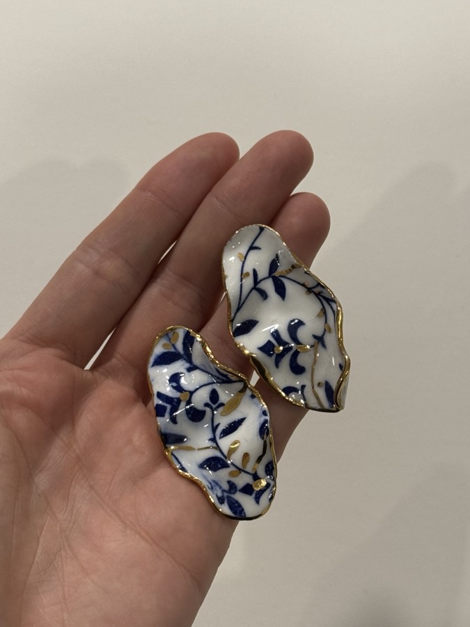 maži dalykai. balto porceliano auskarai