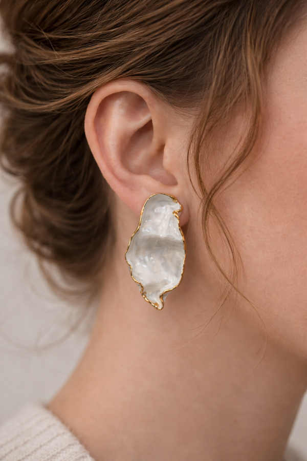 maži dalykai. balto porceliano auskarai