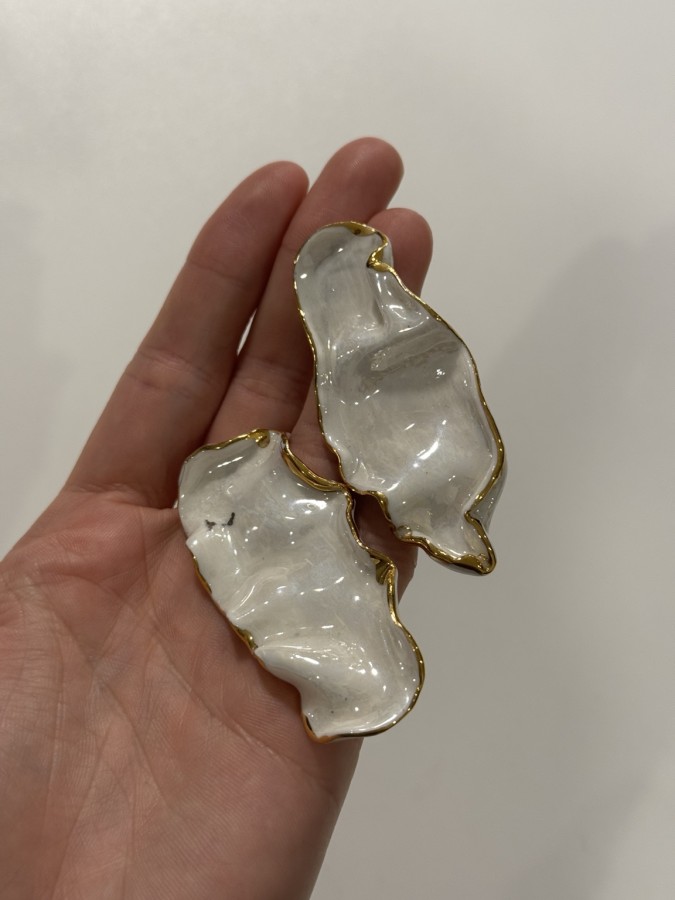 maži dalykai. balto porceliano auskarai