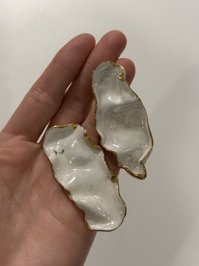 maži dalykai. balto porceliano auskarai