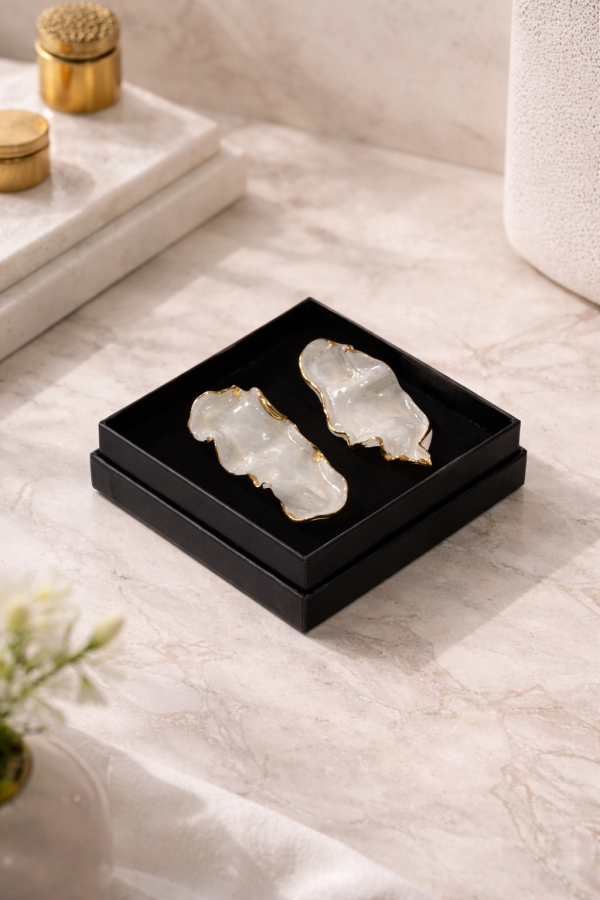 maži dalykai. balto porceliano auskarai