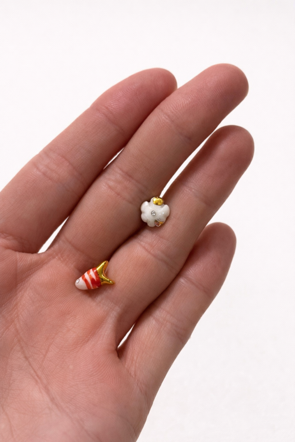 Maži dalykai. Balto porceliano mini auskarai