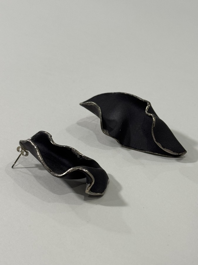 maži dalykai. juodo porceliano auskarai