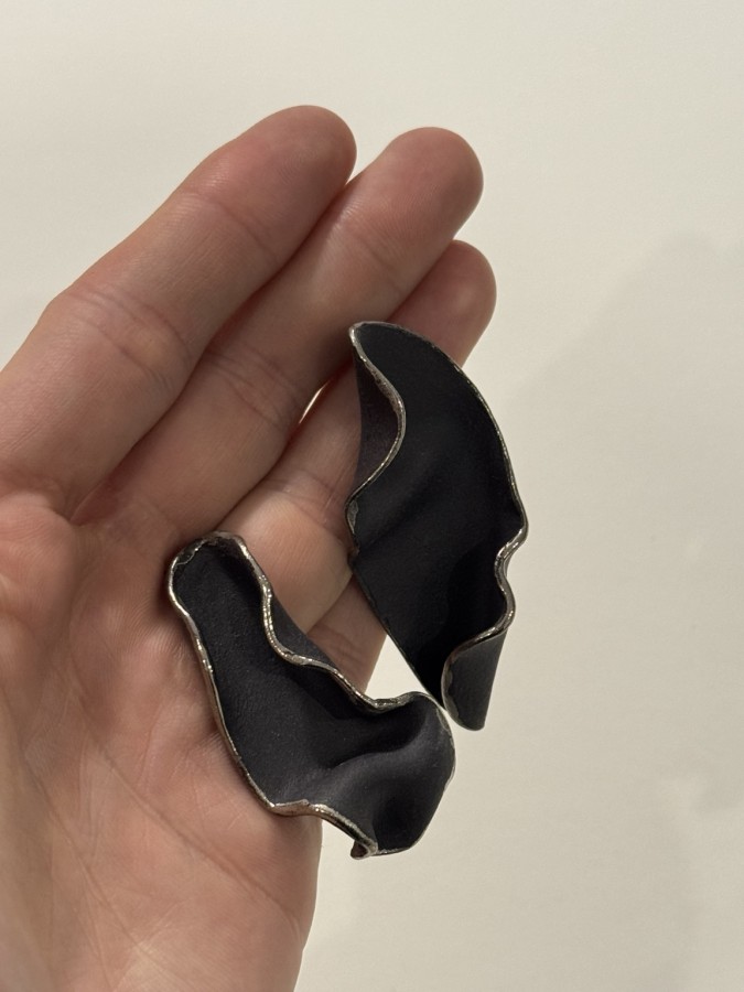 maži dalykai. juodo porceliano auskarai