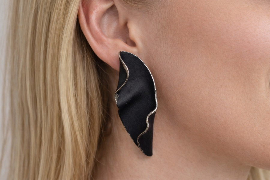 maži dalykai. juodo porceliano auskarai