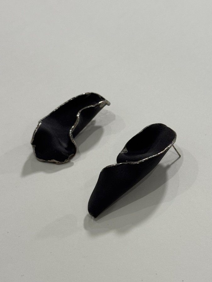 maži dalykai. juodo porceliano auskarai