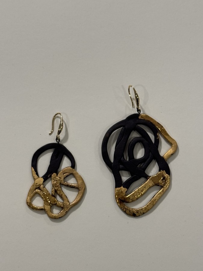 maži dalykai. skirtingi juodo porceliano auskarai