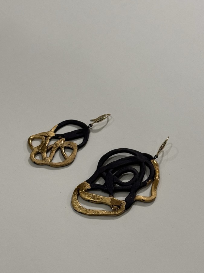 maži dalykai. skirtingi juodo porceliano auskarai