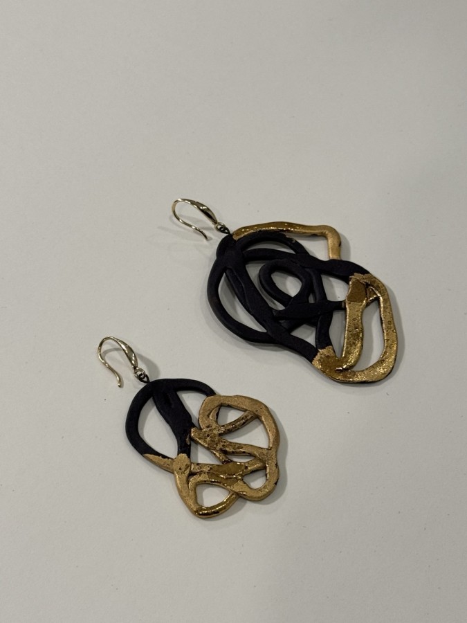 maži dalykai. skirtingi juodo porceliano auskarai