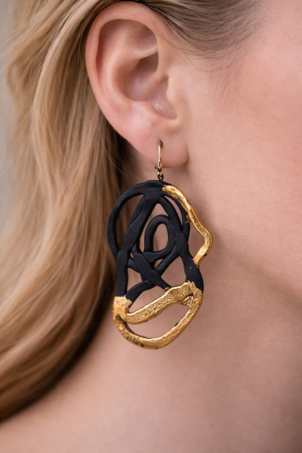 maži dalykai. skirtingi juodo porceliano auskarai