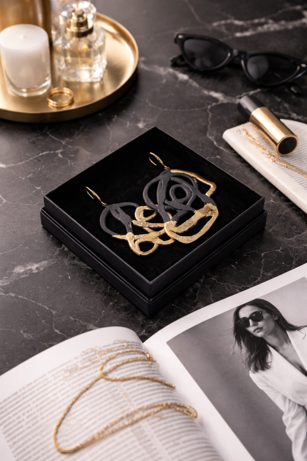 maži dalykai. skirtingi juodo porceliano auskarai