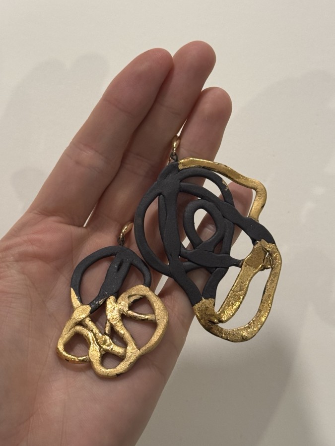 maži dalykai. skirtingi juodo porceliano auskarai