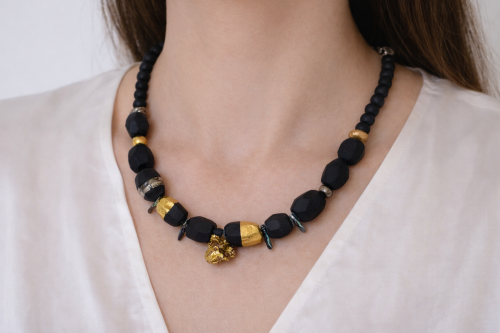 Maži dalykai. juodo porceliano kaklo papuošalas