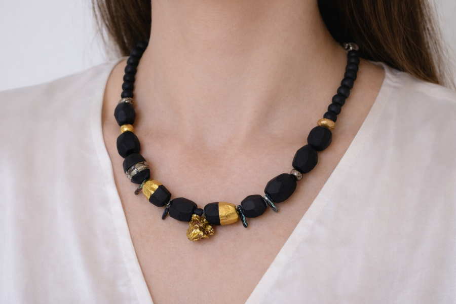 Maži dalykai. juodo porceliano kaklo papuošalas