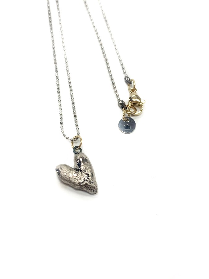 maži dalykai. Juodo porceliano pakabukas, dengtas platina maži dalykai. Juodo porceliano pakabukas, dengtas platina