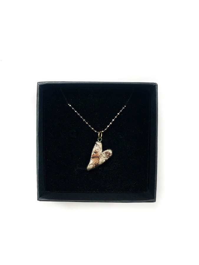 maži dalykai. Juodo porceliano pakabukas, dengtas platina maži dalykai. Juodo porceliano pakabukas, dengtas platina