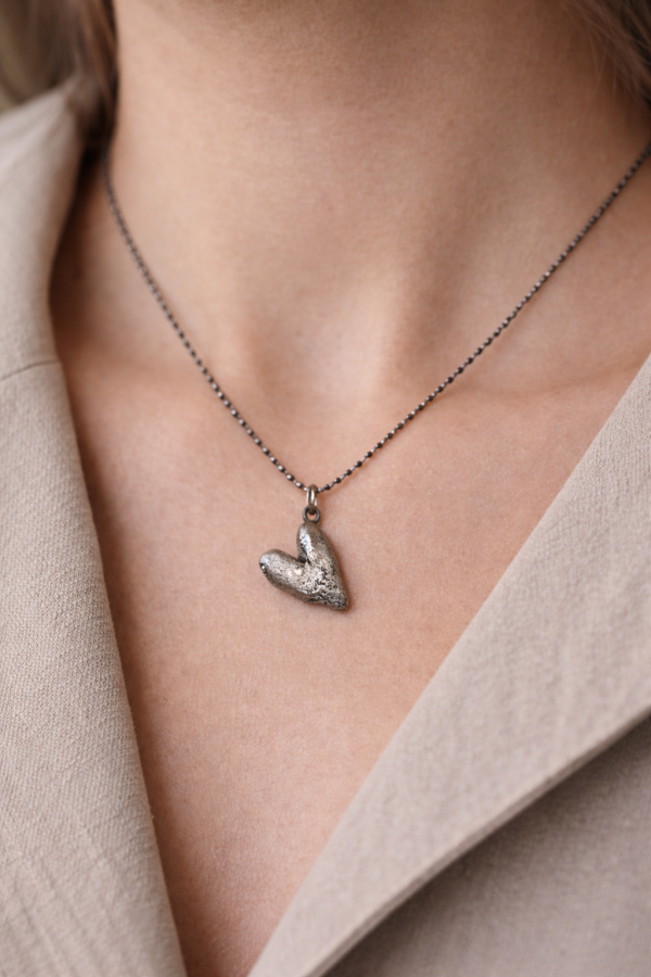 maži dalykai. Juodo porceliano pakabukas, dengtas platina maži dalykai. Juodo porceliano pakabukas, dengtas platina