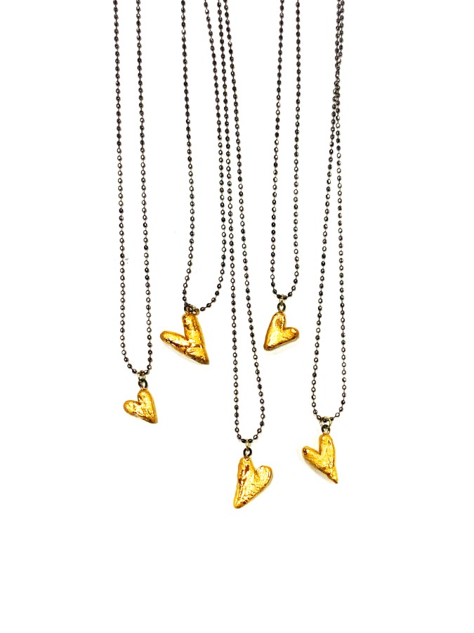 maži dalykai. Juodo porceliano širdelė, dengta auksu