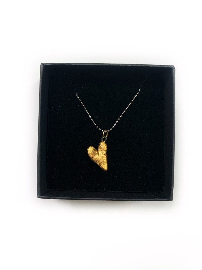 maži dalykai. Juodo porceliano širdelė, dengta auksu