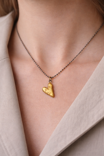 maži dalykai. Juodo porceliano širdelė, dengta auksu