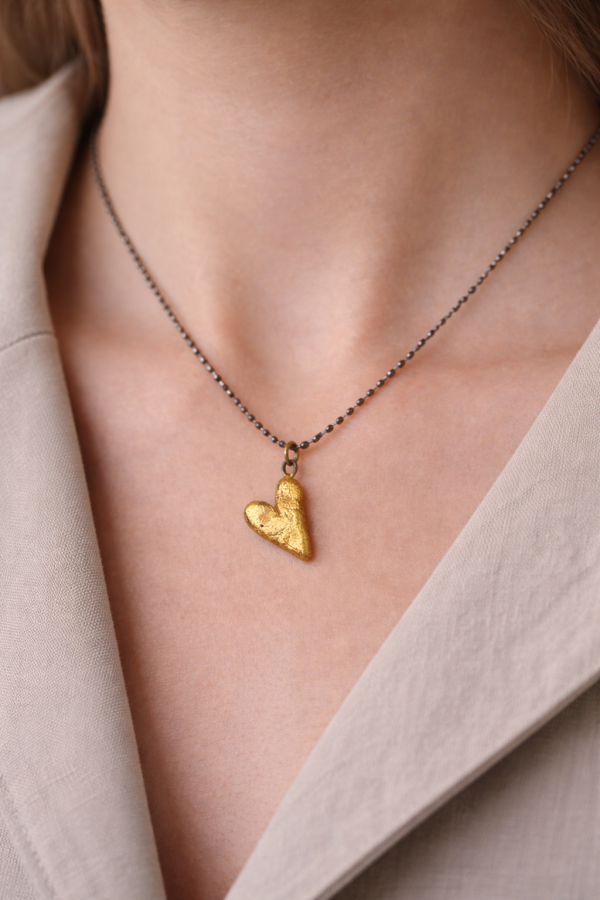 maži dalykai. Juodo porceliano širdelė, dengta auksu