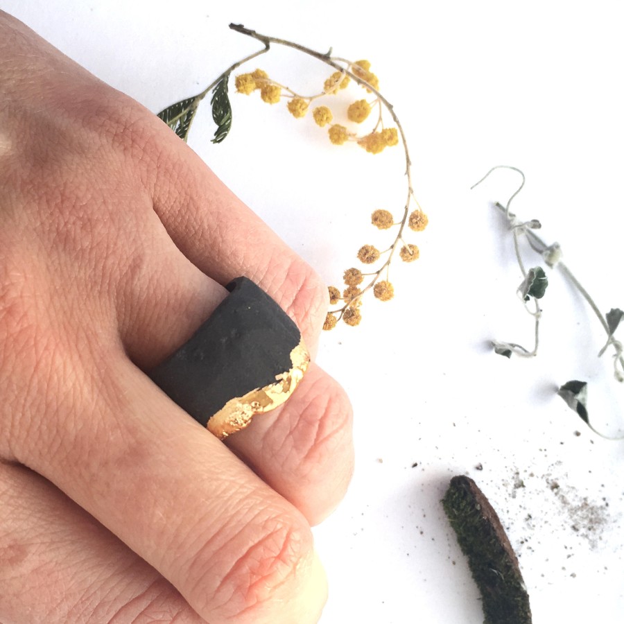 maži dalykai. Porcelianinis juodas žiedas