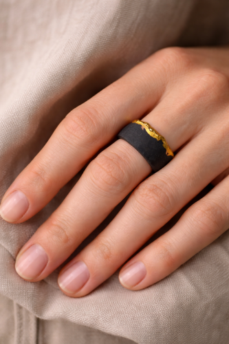 maži dalykai. Porcelianinis juodas žiedas