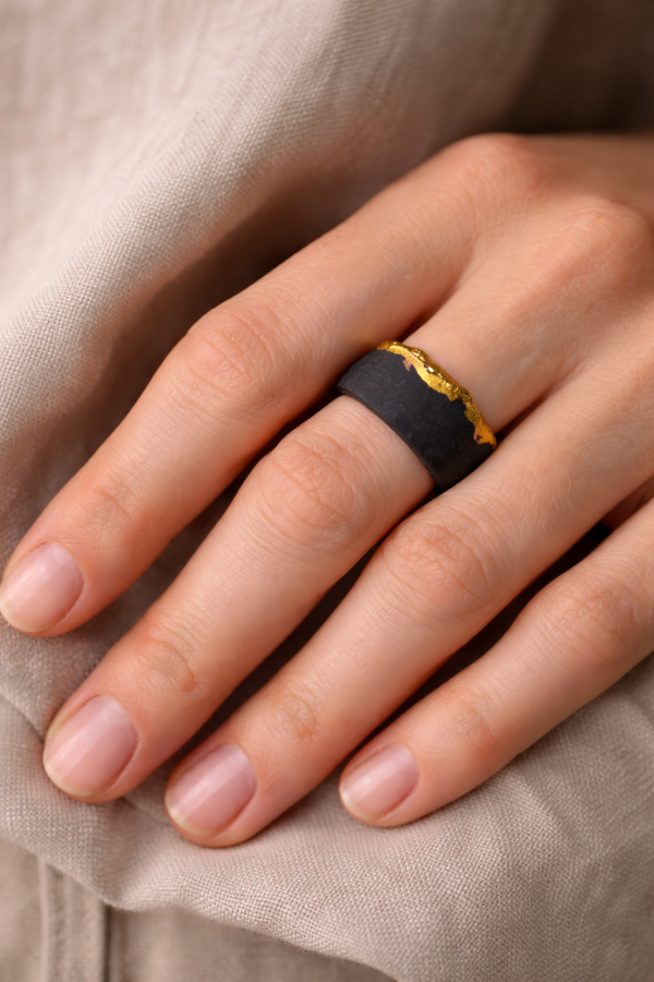 maži dalykai. Porcelianinis juodas žiedas