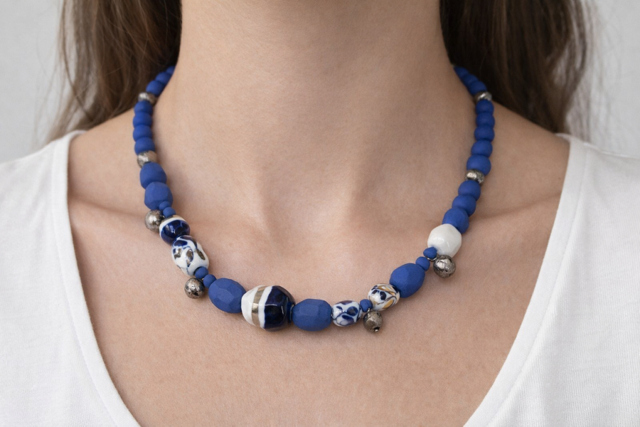 Maži dalykai.  porceliano kaklo papuošalas