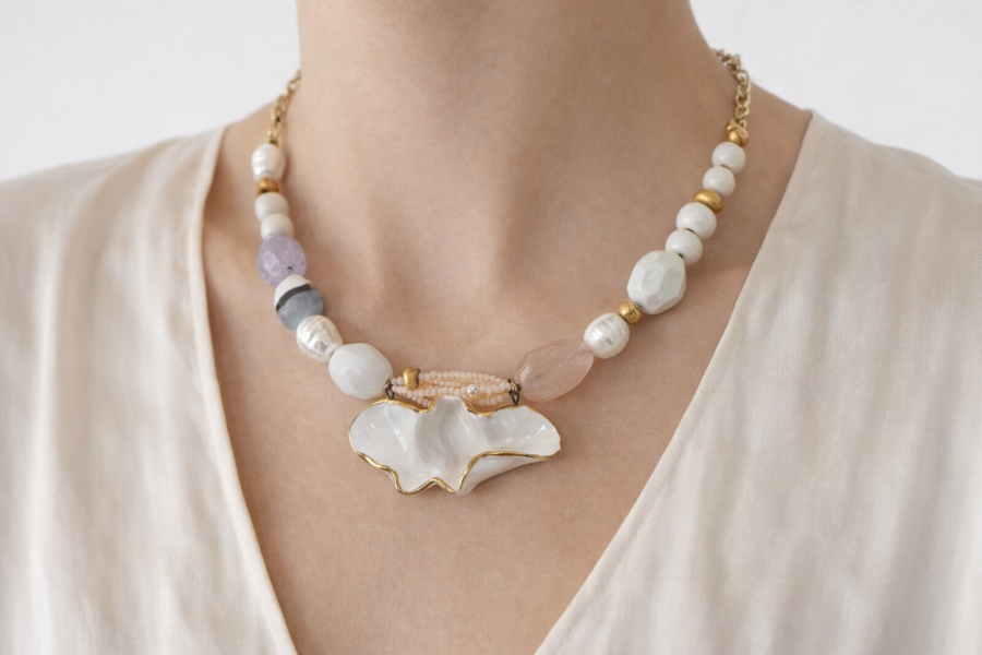 Maži dalykai. porceliano kaklo papuošalas