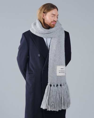 memphita. Pilkas šalikas