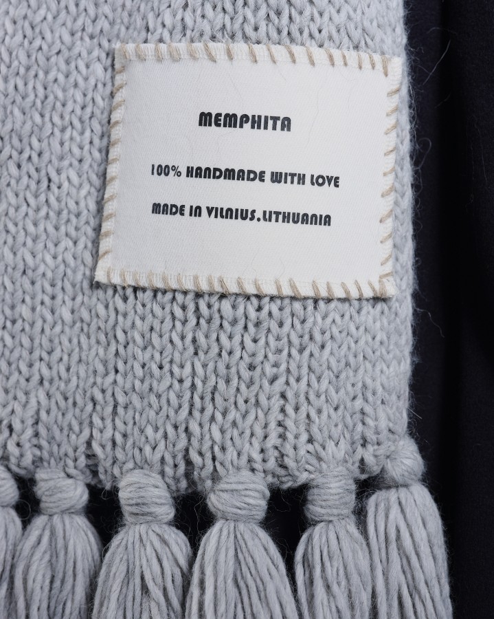 memphita. Pilkas šalikas