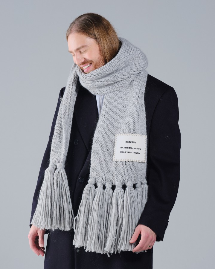 memphita. Pilkas šalikas