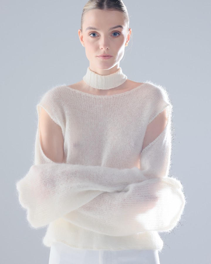 memphita. Baltas moherinis megztukas