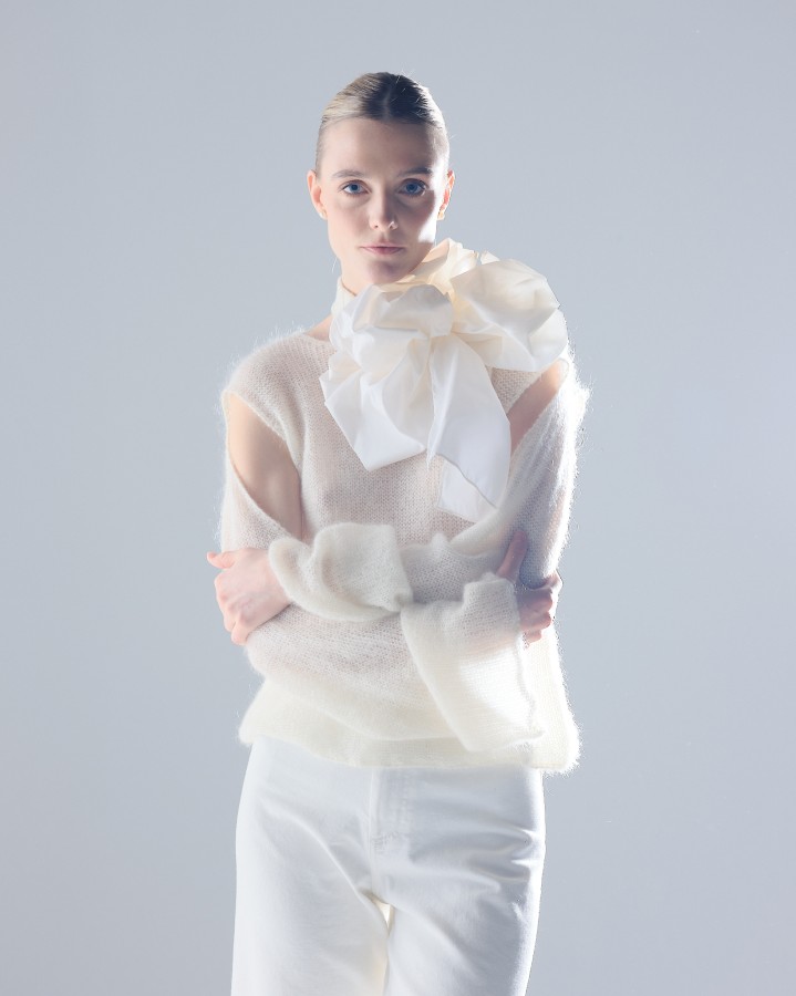 memphita. Baltas moherinis megztukas