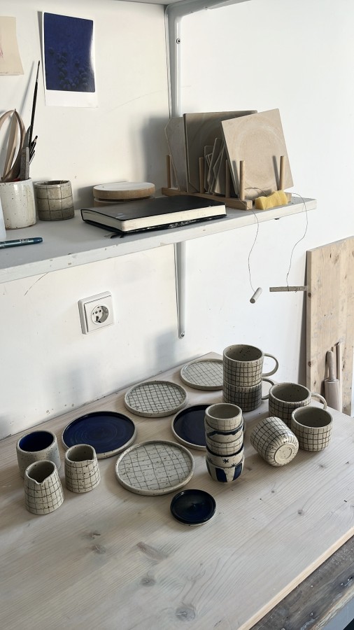 park bench ceramics. Lėkštė in grid