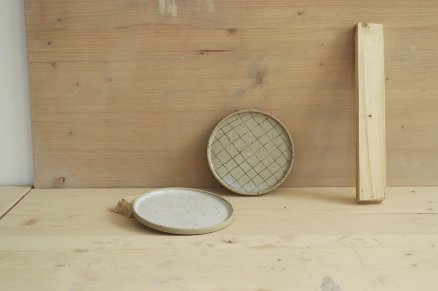 park bench ceramics. Lėkštė in grid