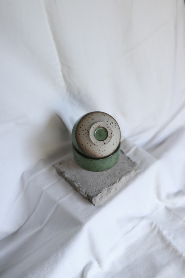 park bench ceramics. ridge puodelis green